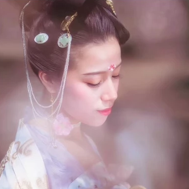 繁花浪漫帶團(tuán)扇女生頭像，唯美古風(fēng)真人頭像