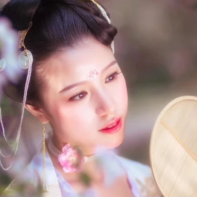 繁花浪漫帶團(tuán)扇女生頭像，唯美古風(fēng)真人頭像
