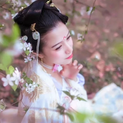 繁花浪漫帶團(tuán)扇女生頭像，唯美古風(fēng)真人頭像