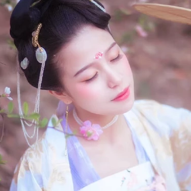 繁花浪漫帶團(tuán)扇女生頭像，唯美古風(fēng)真人頭像