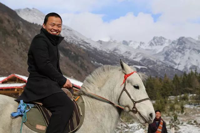 光和云朵·雪寶頂，喂馬劈柴看盡四季繁華