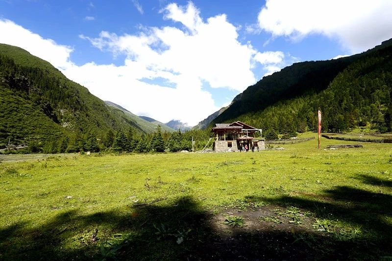 光和云朵·雪寶頂，喂馬劈柴看盡四季繁華