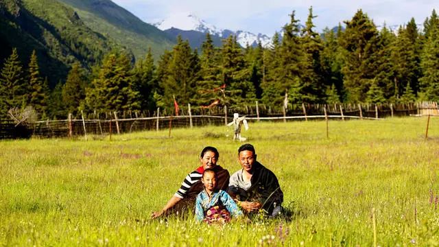 光和云朵·雪寶頂，喂馬劈柴看盡四季繁華