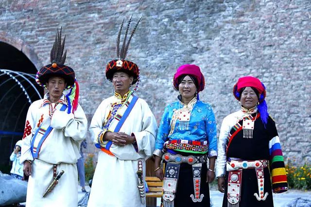 光和云朵·雪寶頂，喂馬劈柴看盡四季繁華