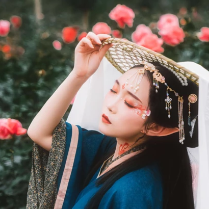 花間賞花女生頭像，唯美古風(fēng)真人頭像