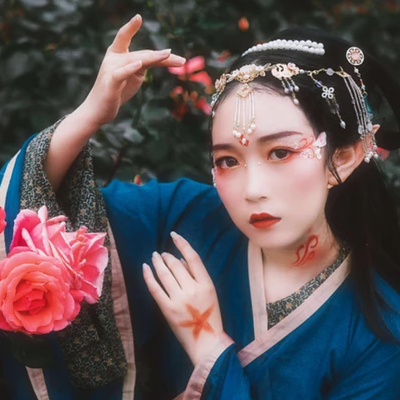 花間賞花女生頭像，唯美古風(fēng)真人頭像