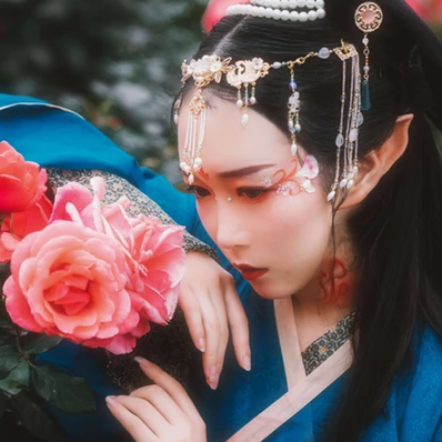 花間賞花女生頭像，唯美古風(fēng)真人頭像