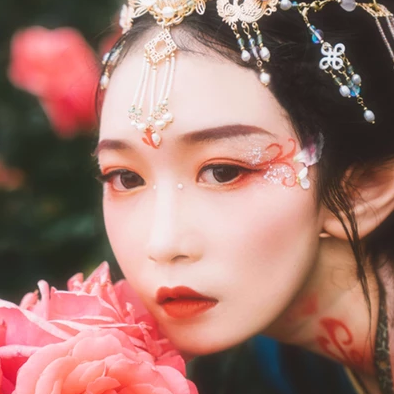 花間賞花女生頭像，唯美古風(fēng)真人頭像