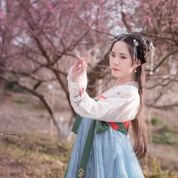 優(yōu)雅粉花帶團扇女生頭像，唯美古風真人頭像