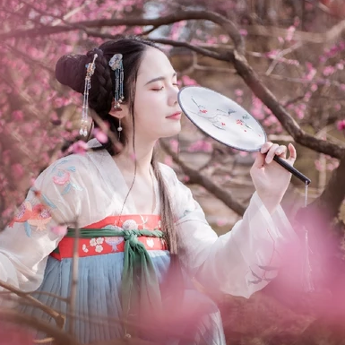 優(yōu)雅粉花帶團扇女生頭像，唯美古風真人頭像