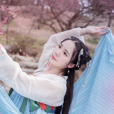 優(yōu)雅粉花帶團扇女生頭像，唯美古風真人頭像