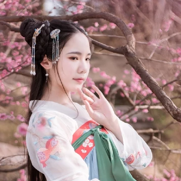 優(yōu)雅粉花帶團扇女生頭像，唯美古風真人頭像