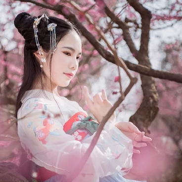 優(yōu)雅粉花帶團扇女生頭像，唯美古風真人頭像