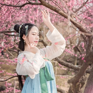 優(yōu)雅粉花帶團扇女生頭像，唯美古風真人頭像