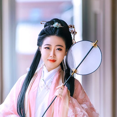 精致優(yōu)雅帶扇女生頭像，唯美古風真人頭像