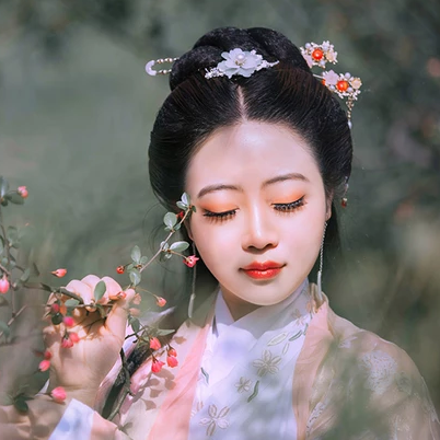 精致優(yōu)雅帶扇女生頭像，唯美古風真人頭像