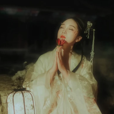 月夜蓮燈女生頭像，唯美古風(fēng)真人頭像