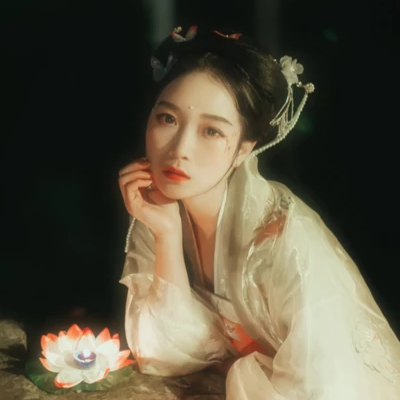 月夜蓮燈女生頭像，唯美古風(fēng)真人頭像