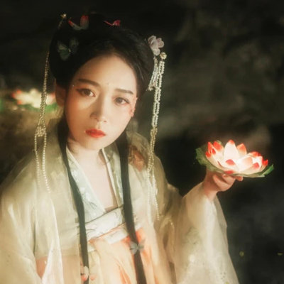 月夜蓮燈女生頭像，唯美古風(fēng)真人頭像