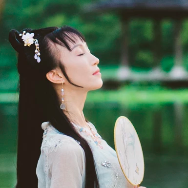 清新文藝帶團(tuán)扇女生頭像，唯美古風(fēng)真人頭像