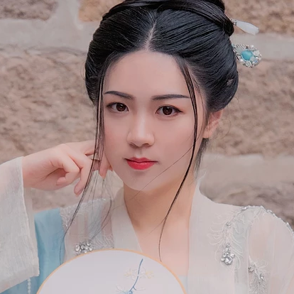 清風(fēng)拂面帶團扇女生頭像，唯美古風(fēng)真人頭像