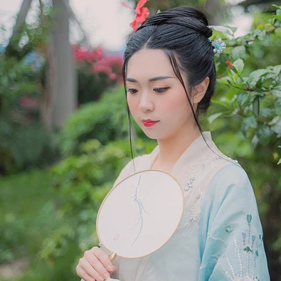 清風(fēng)拂面帶團扇女生頭像，唯美古風(fēng)真人頭像