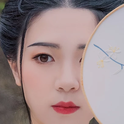 清風(fēng)拂面帶團扇女生頭像，唯美古風(fēng)真人頭像