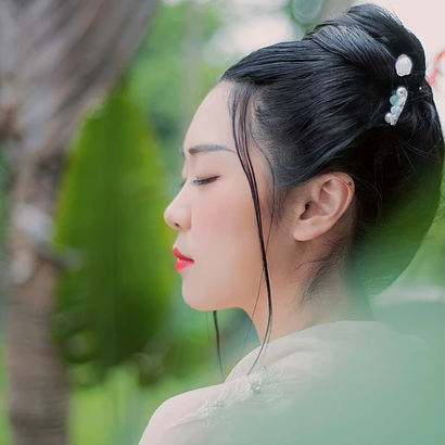 清風(fēng)拂面帶團扇女生頭像，唯美古風(fēng)真人頭像