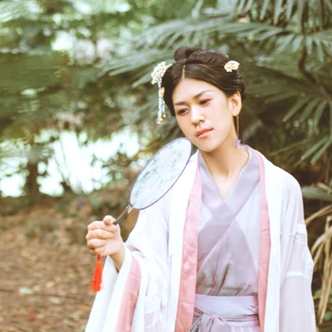 簡約帶團(tuán)扇女生頭像，唯美古風(fēng)真人頭像