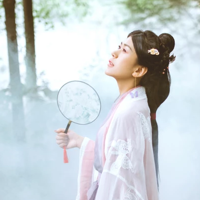 簡約帶團(tuán)扇女生頭像，唯美古風(fēng)真人頭像