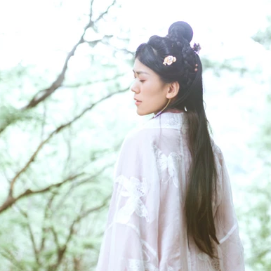 簡約帶團(tuán)扇女生頭像，唯美古風(fēng)真人頭像