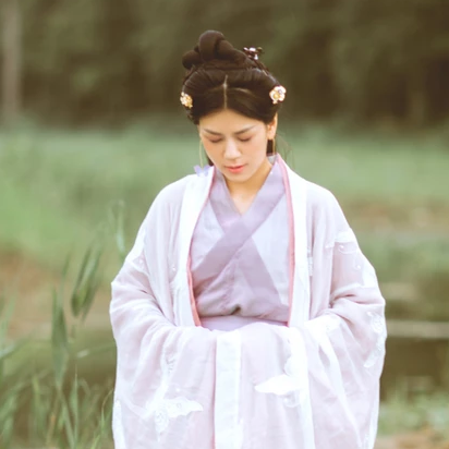 簡約帶團(tuán)扇女生頭像，唯美古風(fēng)真人頭像