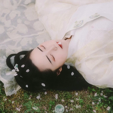 櫻落漫天女生頭像，唯美古風(fēng)真人頭像