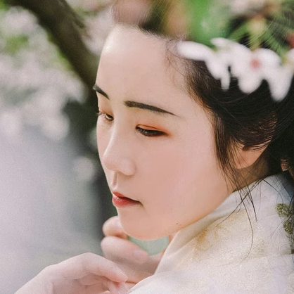 櫻落漫天女生頭像，唯美古風(fēng)真人頭像