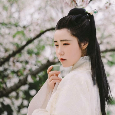 櫻落漫天女生頭像，唯美古風(fēng)真人頭像