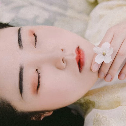 櫻落漫天女生頭像，唯美古風(fēng)真人頭像