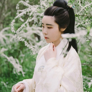 櫻落漫天女生頭像，唯美古風(fēng)真人頭像