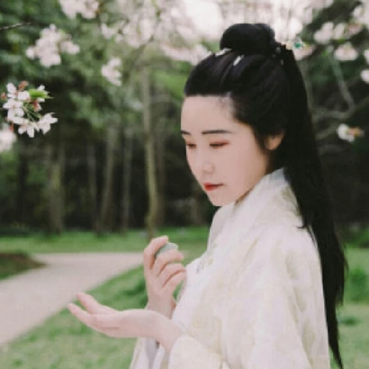 櫻落漫天女生頭像，唯美古風(fēng)真人頭像