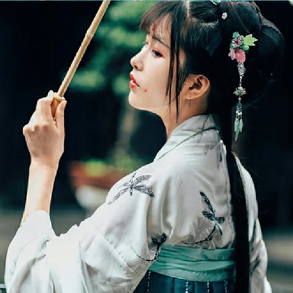 清新繁花帶傘女生頭像，唯美古風真人頭像