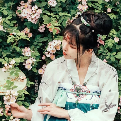 清新繁花帶傘女生頭像，唯美古風真人頭像