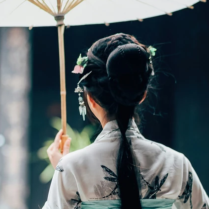 清新繁花帶傘女生頭像，唯美古風真人頭像