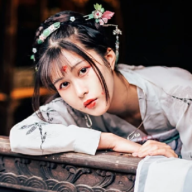 清新繁花帶傘女生頭像，唯美古風真人頭像