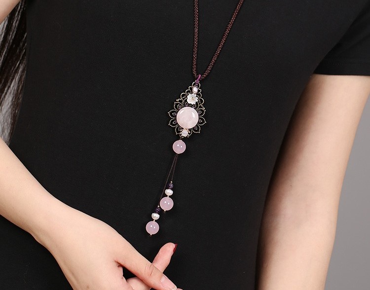 粉妝玉砌項(xiàng)鏈，水晶吊墜復(fù)古風(fēng)毛衣鏈?zhǔn)罪? src="/wenxue/d/file/bigpic/190404/04/13-1P413112044.jpg" / data-gQq8="wnMtJG"><br / data-2Dae="elMcgH">
	<img alt=