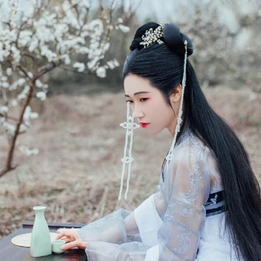 漫山花落帶團(tuán)扇女生頭像，唯美古風(fēng)真人頭像