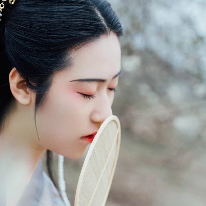漫山花落帶團(tuán)扇女生頭像，唯美古風(fēng)真人頭像