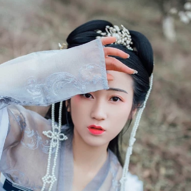 漫山花落帶團(tuán)扇女生頭像，唯美古風(fēng)真人頭像