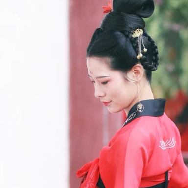 大唐紅裳帶傘女生頭像，唯美古風(fēng)真人頭像