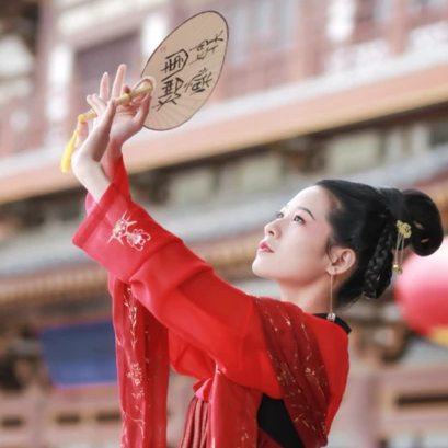 大唐紅裳帶傘女生頭像，唯美古風(fēng)真人頭像