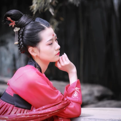 大唐紅裳帶傘女生頭像，唯美古風(fēng)真人頭像