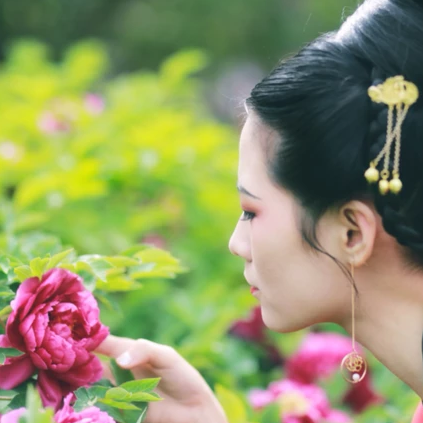 大唐紅裳帶傘女生頭像，唯美古風(fēng)真人頭像